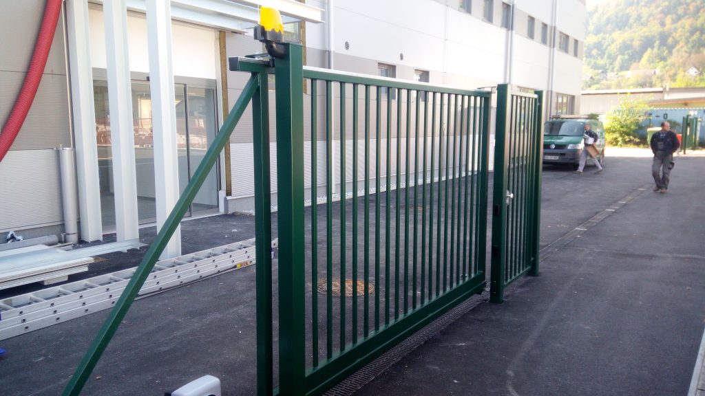 Montaža samonosnih vrat in osebnega prehoda