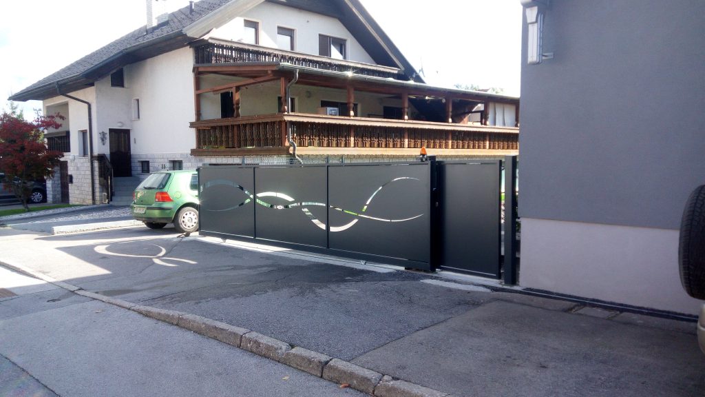 Montaža drsnih vrat in osebnega prehoda