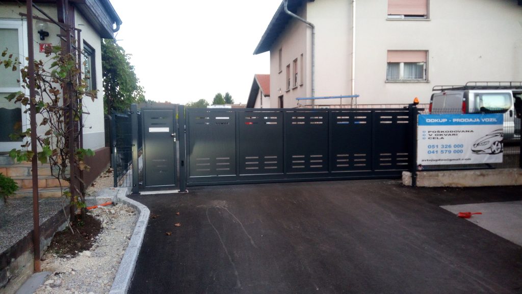 Montaža samonosnih vrat in osebnega prehoda