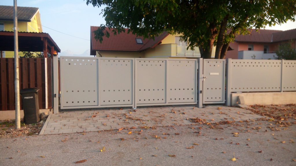 Montaža krilnih vrat in osebnega prehoda