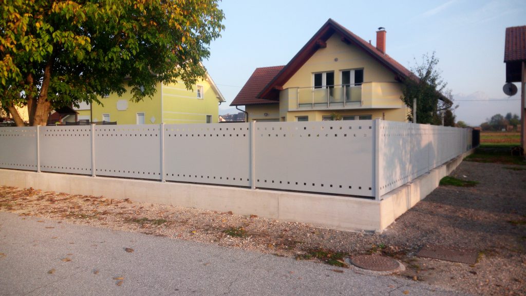 Montaža ograje iz perforirane pločevine