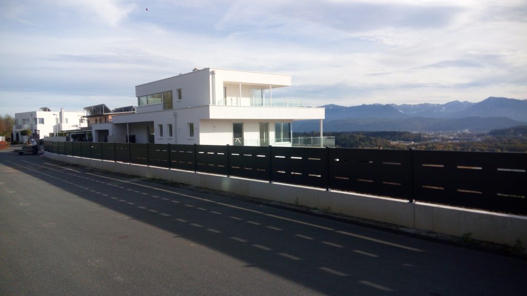 Montaža ograjnih elementov iz perforirane pločevine