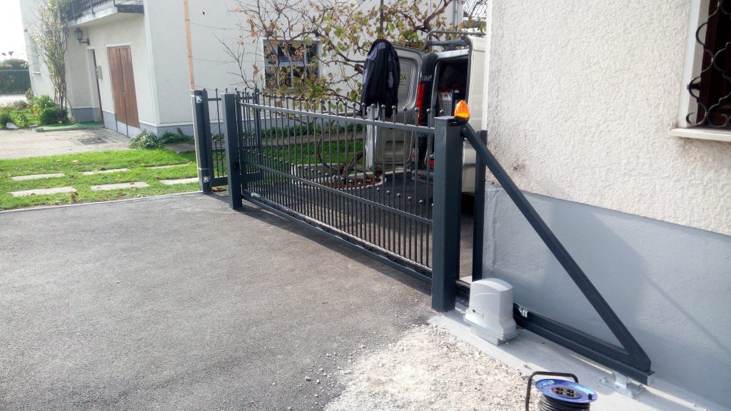 Avtomatizacija samonosnih vrat s pogonom Dynamos600
