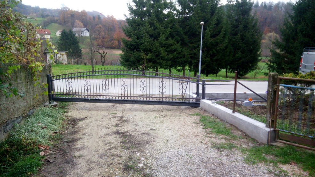 Avtomatizacija samonosnih vrat s pogonom Dynamos