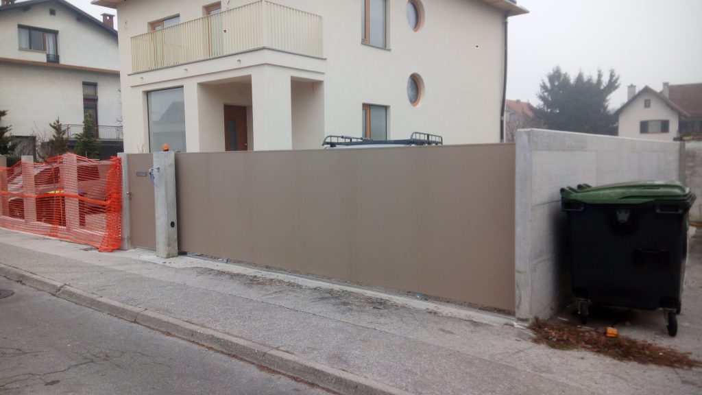 Montaža drsnih vrat s pogonom Dynamos in osebnega prehoda