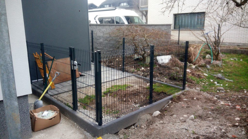 Montaža panelne ograje in osebnega prehoda