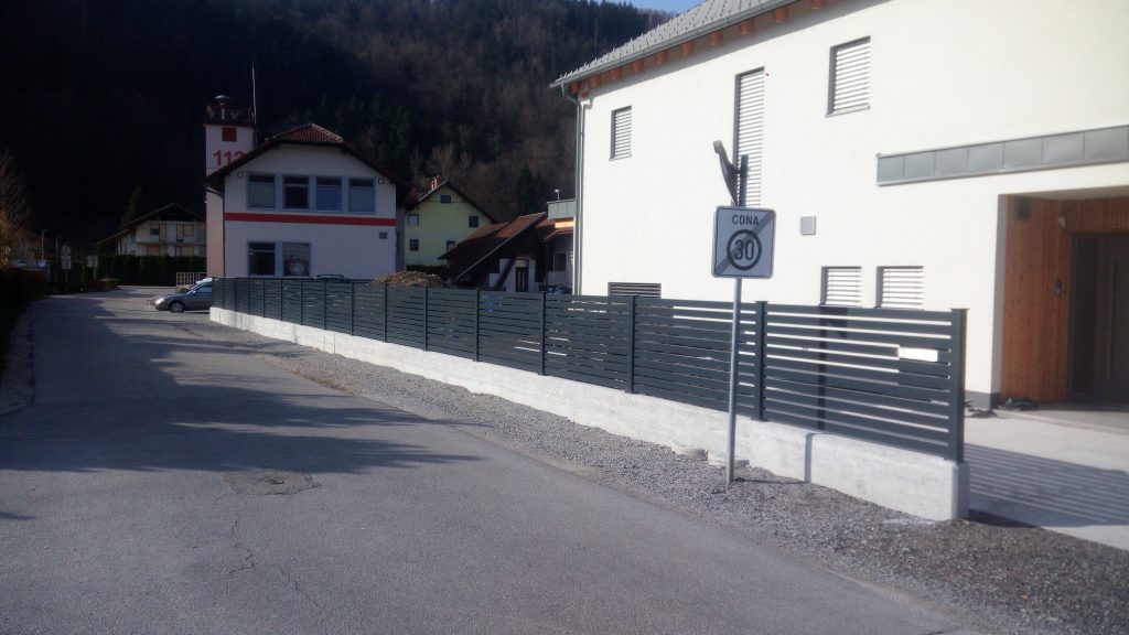 Montaža ograje iz alu elementov