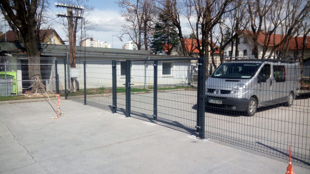 Montaža zgibnih krilnih vrat in panelne ograje