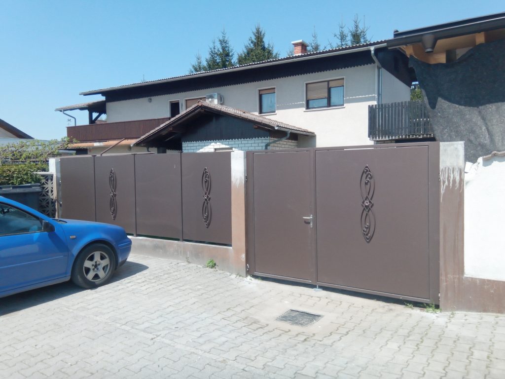 Montaža dvokrilnih vrat in ograjnih elementov