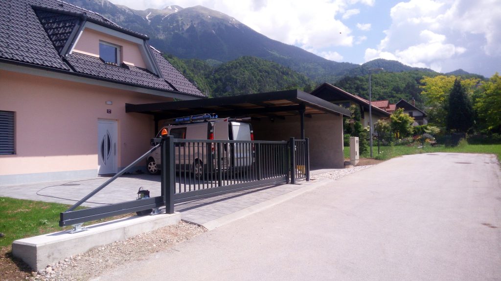 Montaža samonosnih vrat in osebnega prehoda