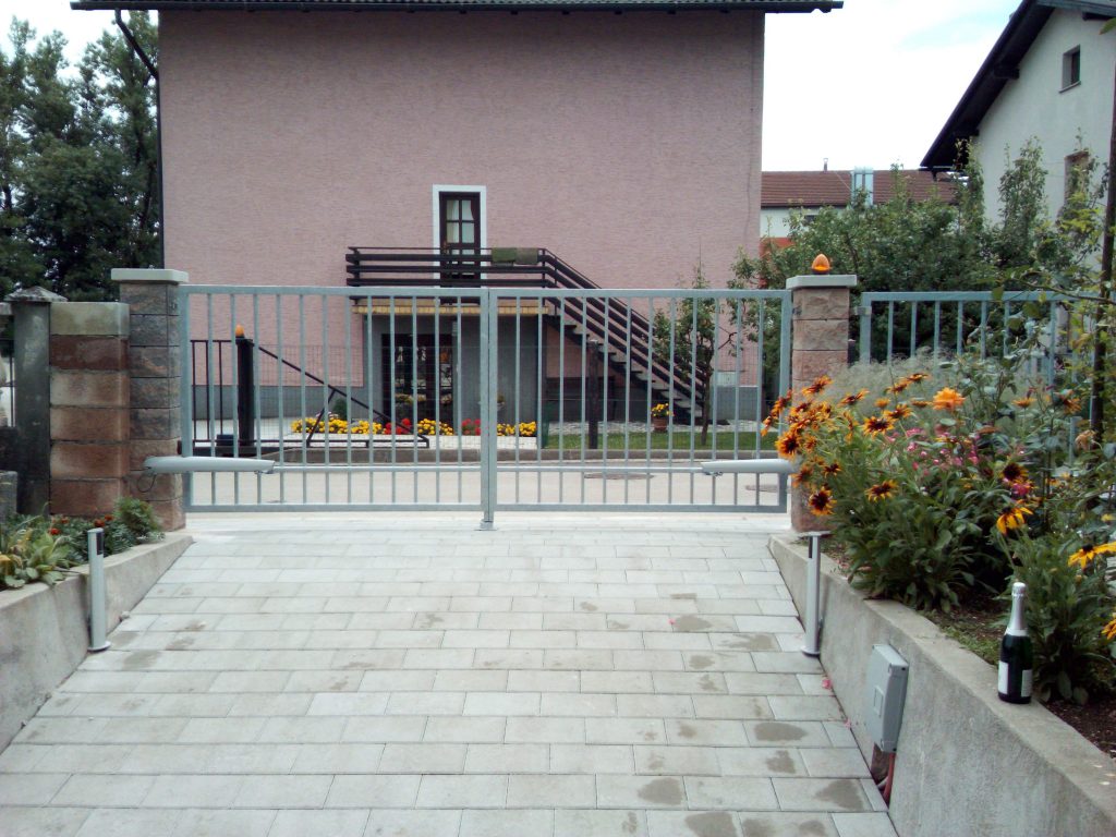 Avtomatizacija krilnih vrat s pogoni King Gates