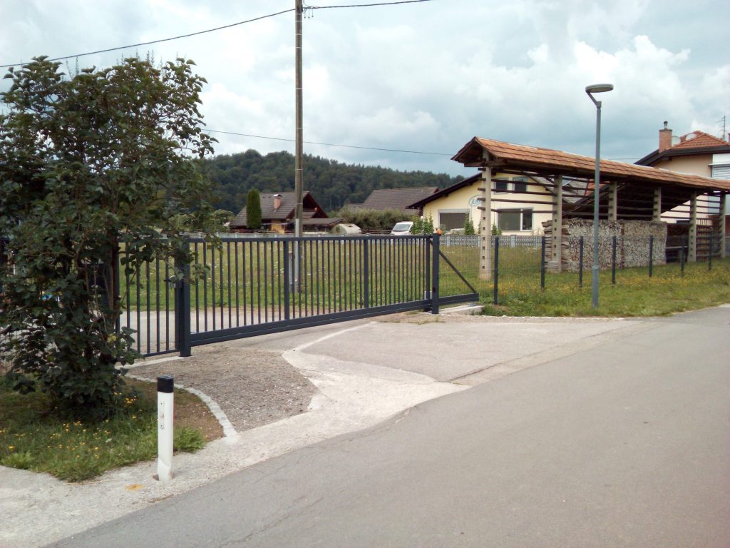 Montaža samonosnih vrat s pogonom Dynamos in osebnega prehoda