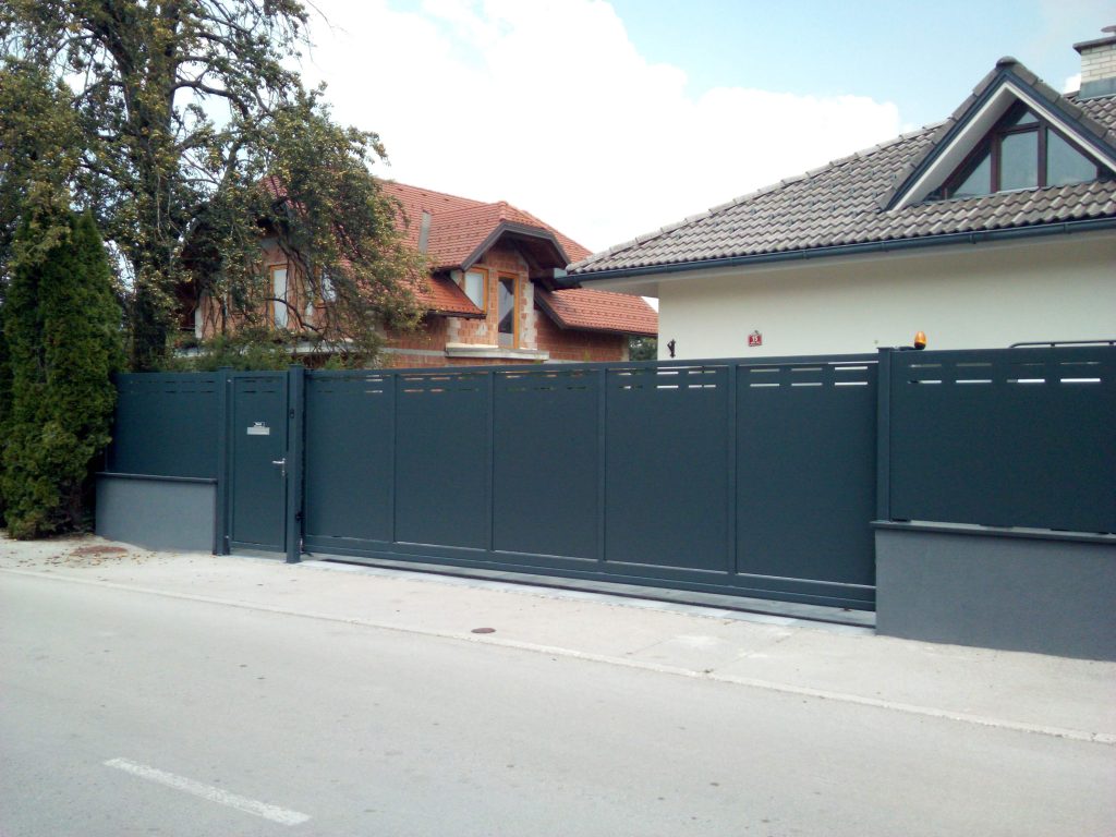 Montaža samonosnih vrat in osebnega prehoda