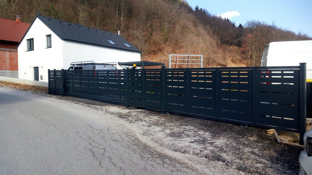Montaža samonosnih vrat in ograjnih elementov