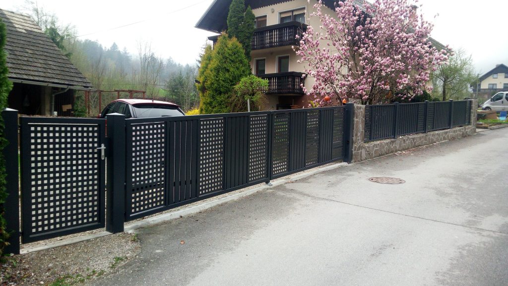 Montaža dvokrilnih vrat in ograjnih elementov