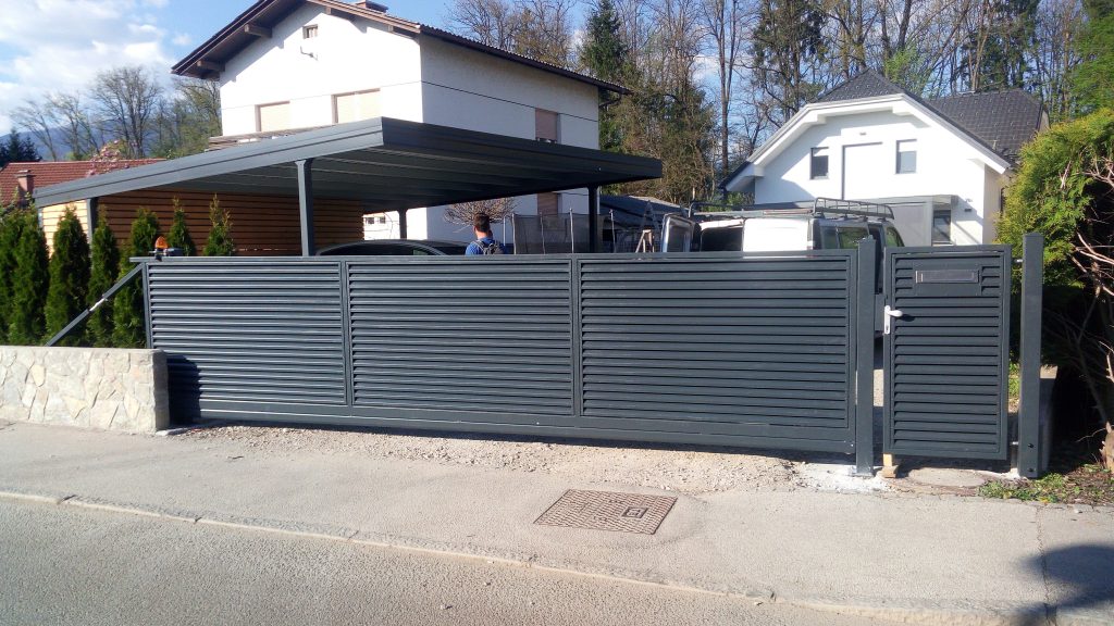 Montaža samonosnih vrat in osebnega prehoda
