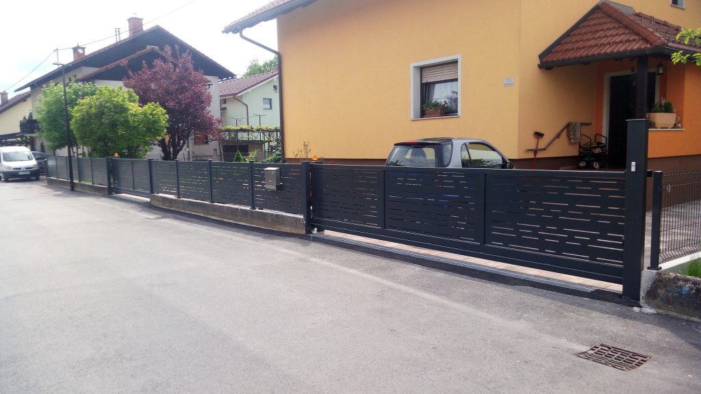 Montaža samonosnih vrat in ograjnih elementov