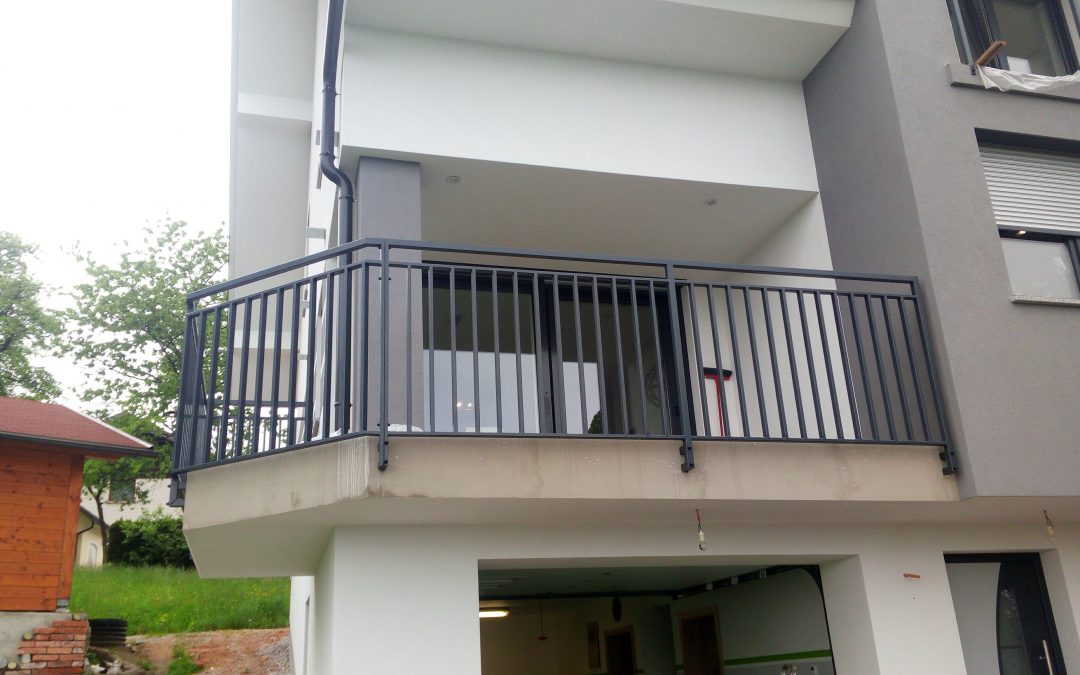 Montaža balkonske ograje
