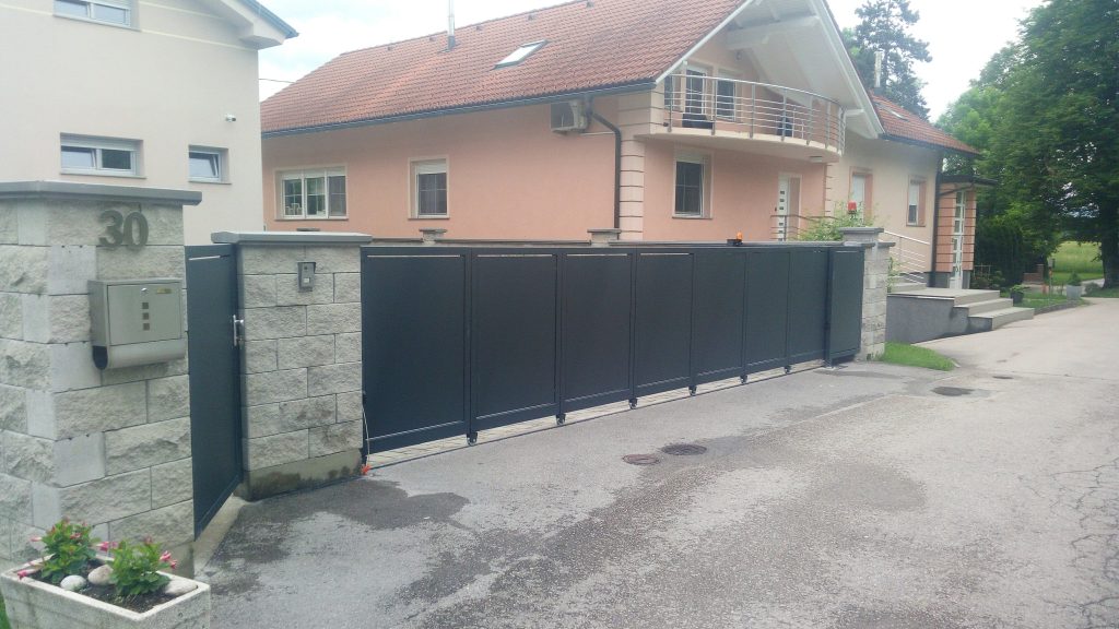 Montaža sekcijskih drsnih vrat v ovinek