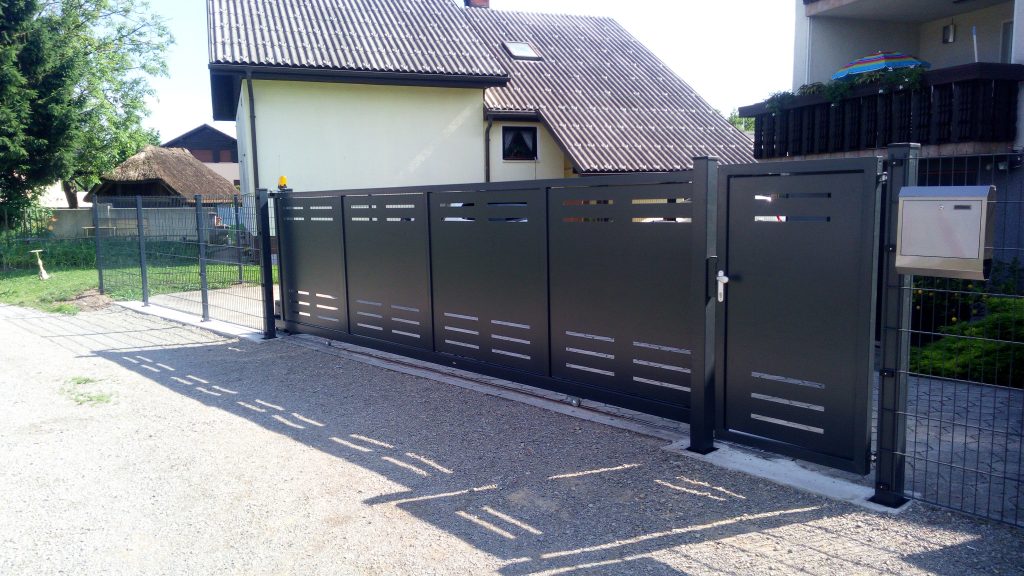 Montaža drsnih vrat in osebnega prehoda