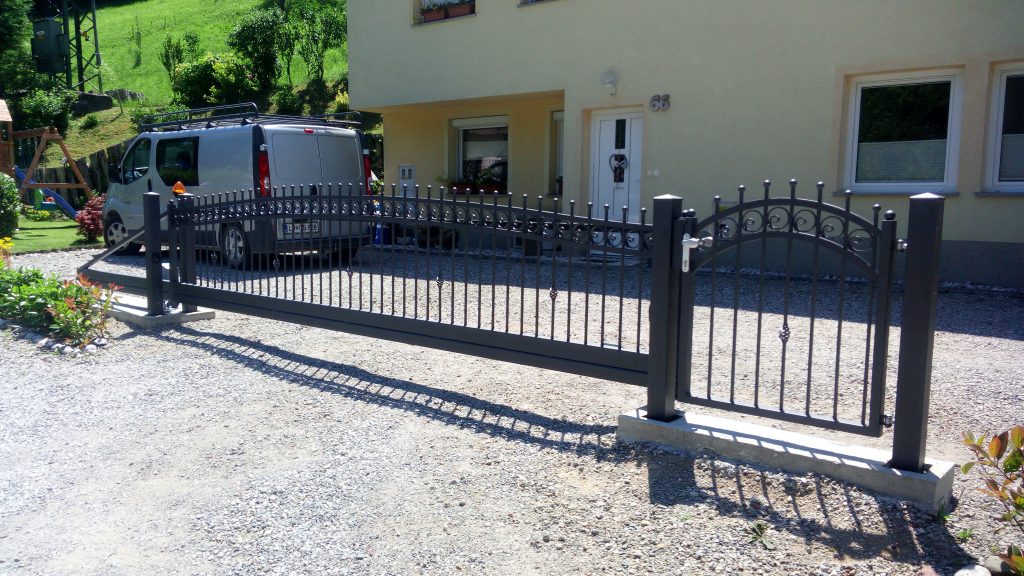 Montaža samonosnih vrat in osebnega prehoda