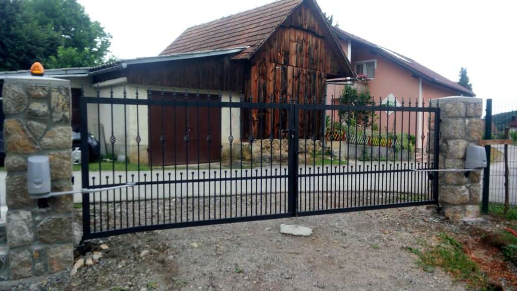 Avtomatizacija krilnih vrat s pogoni King Gates