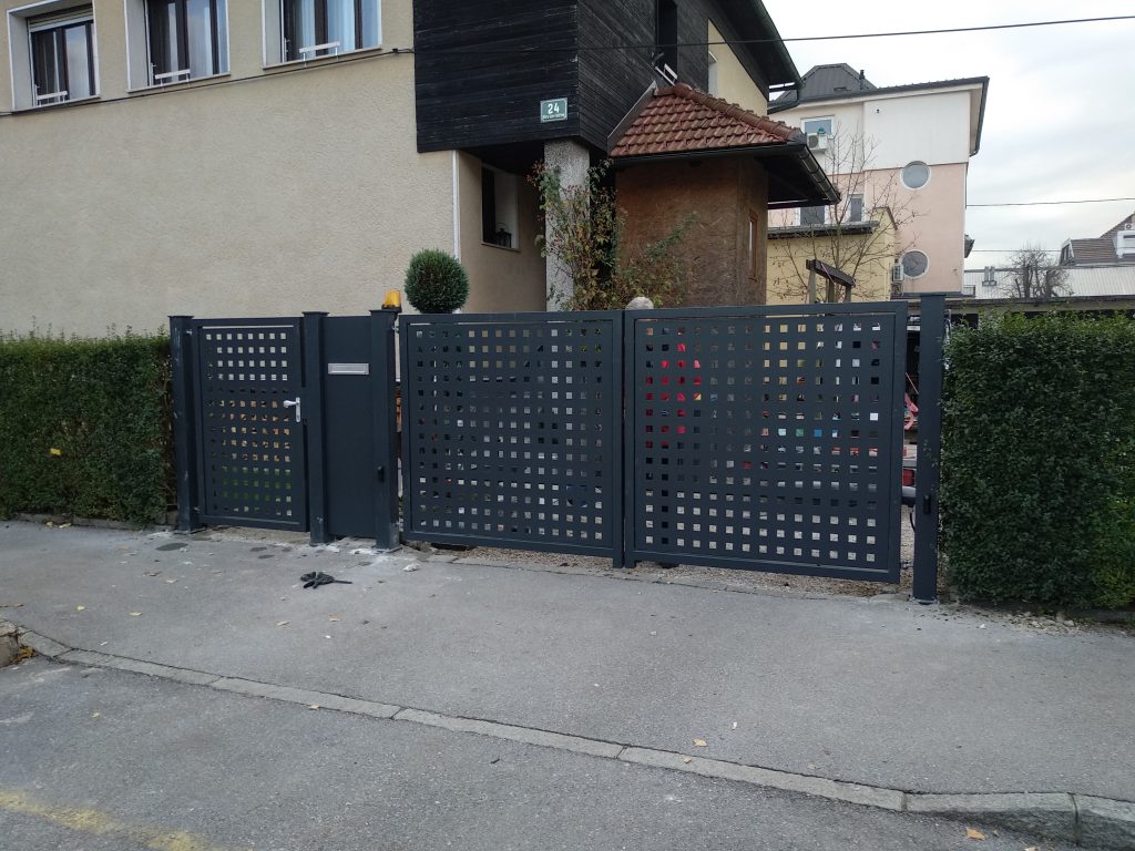 Montaža krilnih vrat in osebnega prehoda