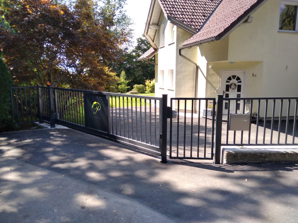 Dobava in montaža samonosnih vrat in osebnega prehoda