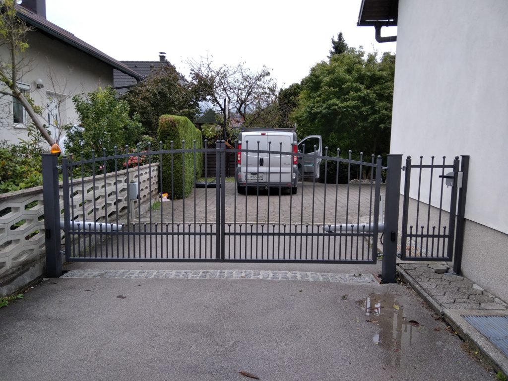Dobava in montaža dvokrilnih vrat in osebnega prehoda