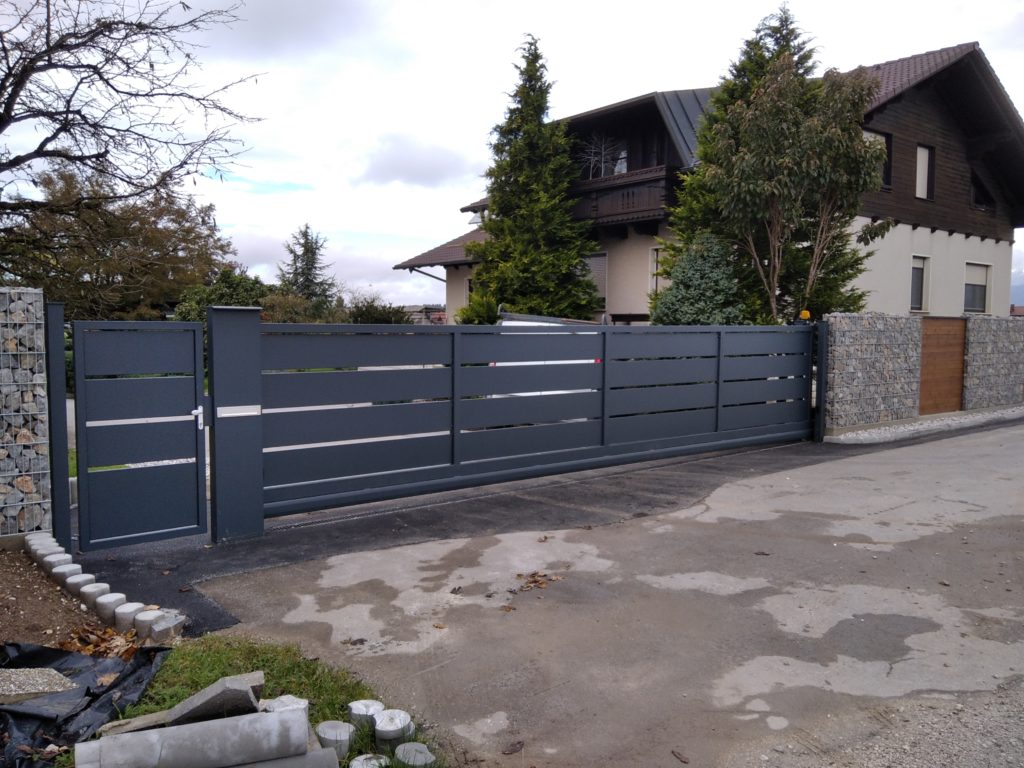Dobava in montaža samonosnih vrat in osebnega prehoda
