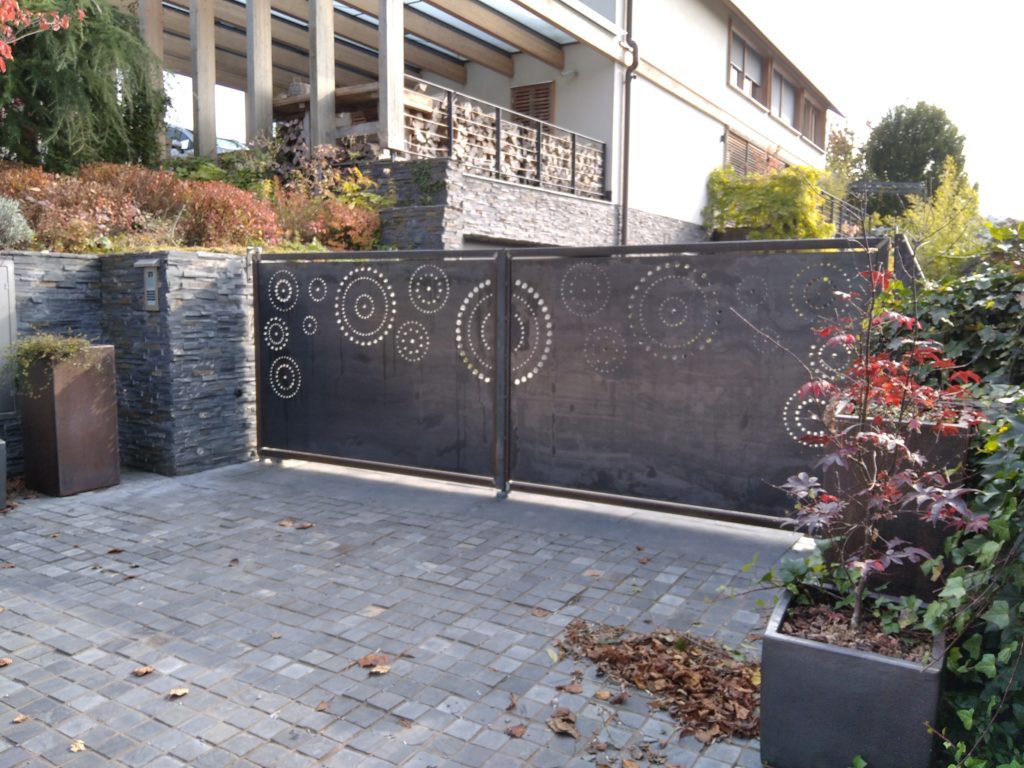 Dobava in montaža dvokrilnih vrat iz corten jekla