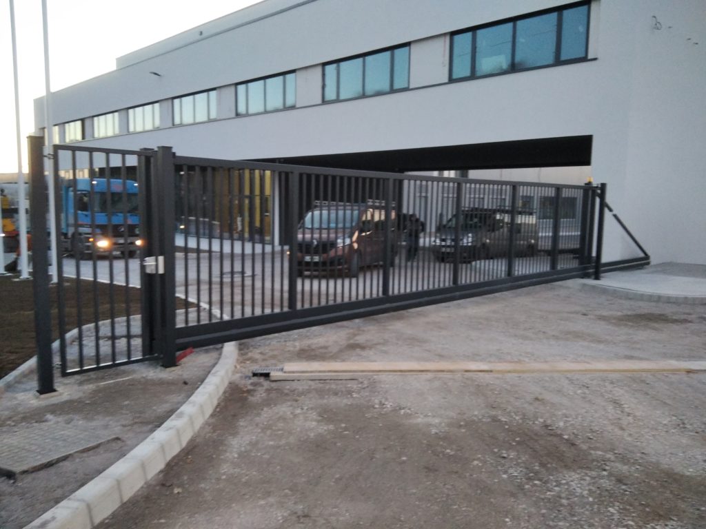 Dobava in montaža samonosnih vrat in osebnega prehoda
