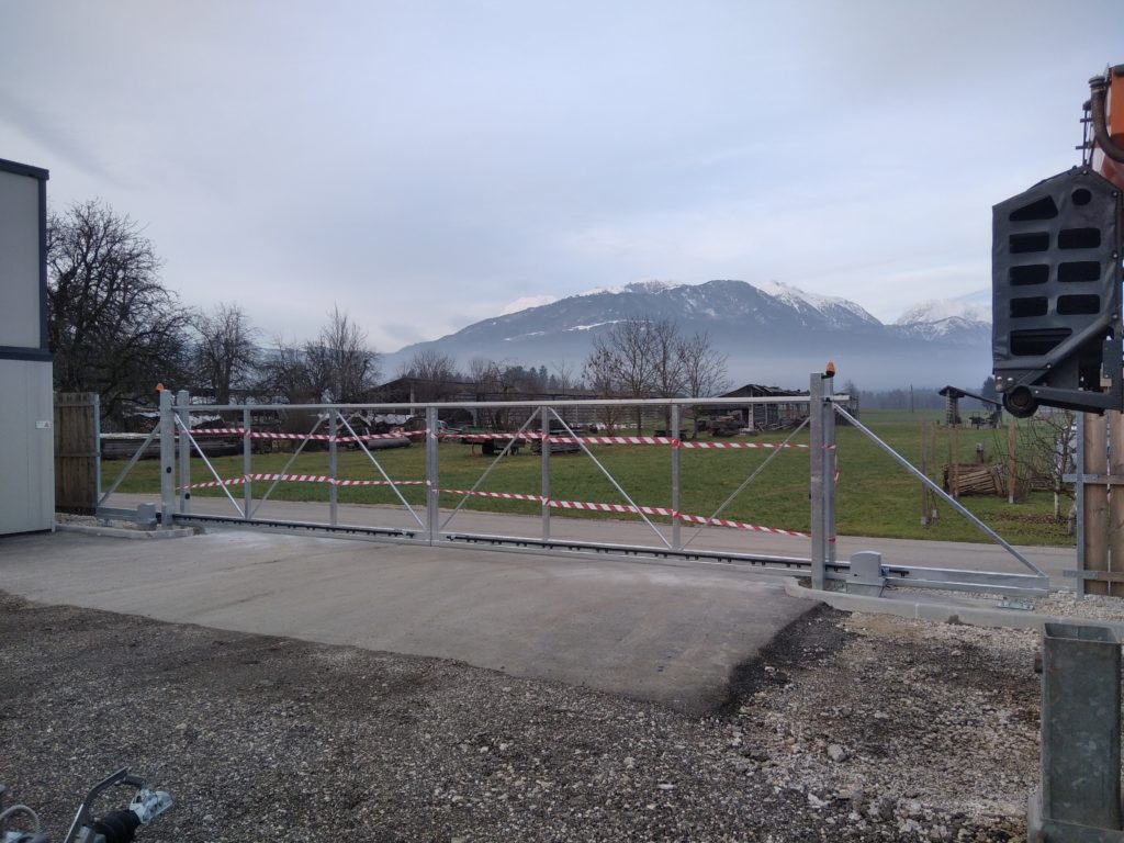 Dobava in montaža dvojnih samonosnih vrat