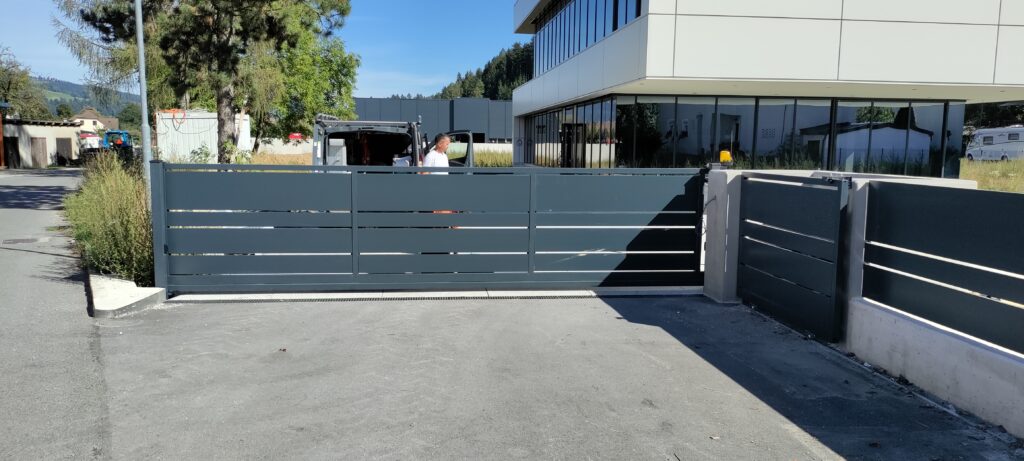 Montaža samonosnih vrat in ograjnih elementov