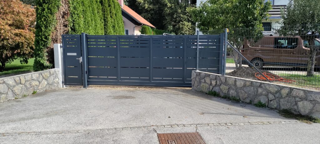 Montaža samonosnih vrat in osebnega prehoda