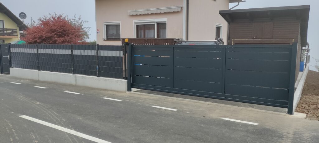 Montaža samonosnih vrat in osebnega prehoda