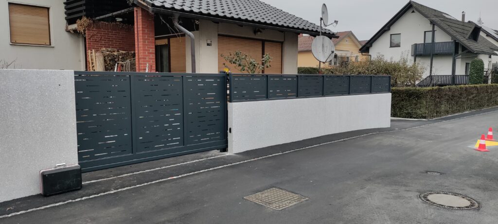 Montaža samonosnih vrat in ograjnih elementov