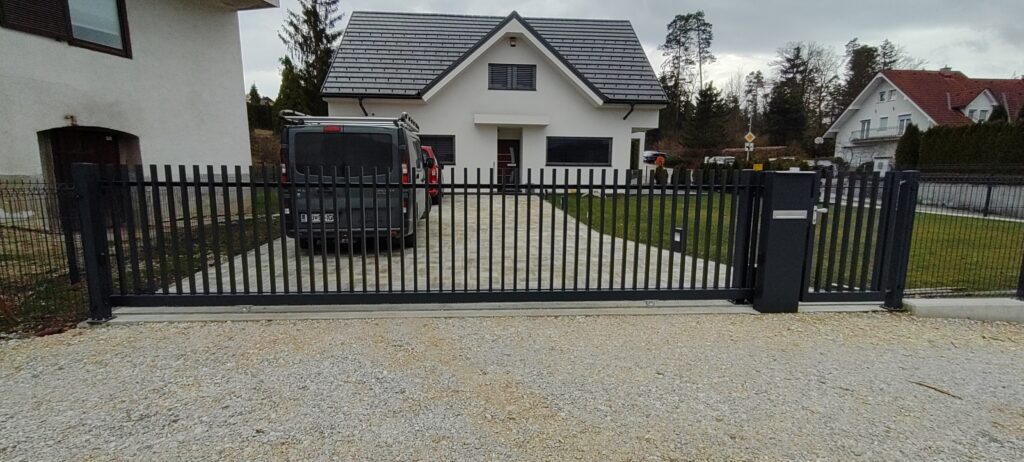 Montaža drsnih vrat in osebnega prehoda