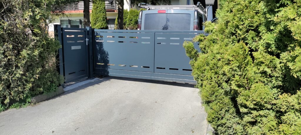 Montaža samonosnih vrat in osebnega prehoda
