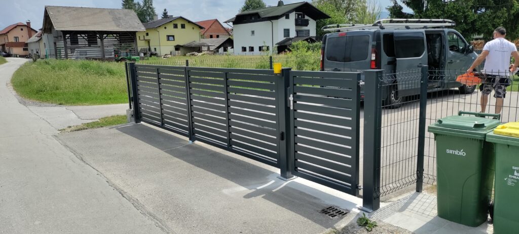 Montaža dvokrilnih vrat in osebnega prehoda