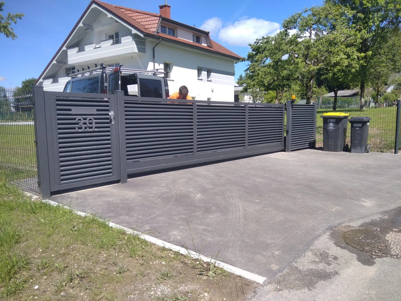 Samonosna vrata z vodoravnimi lamelami in osebni prehod