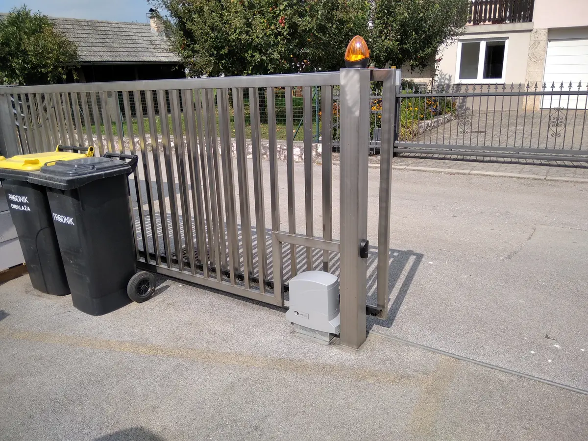 Avtomatizacija drsnih vrat s pogonom King Gates