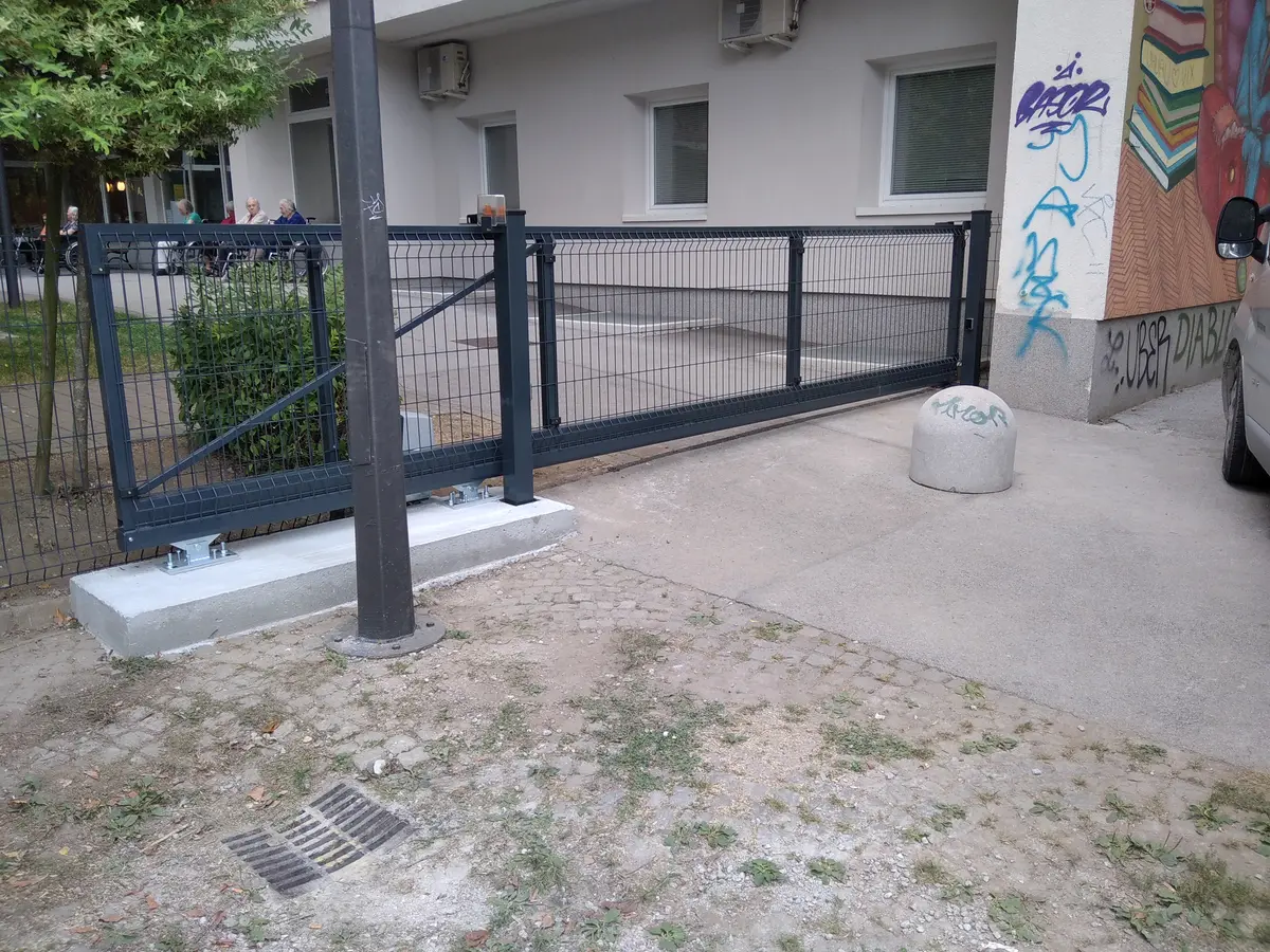 Dobava in montaža samonosnih vrat s pogonom Nice