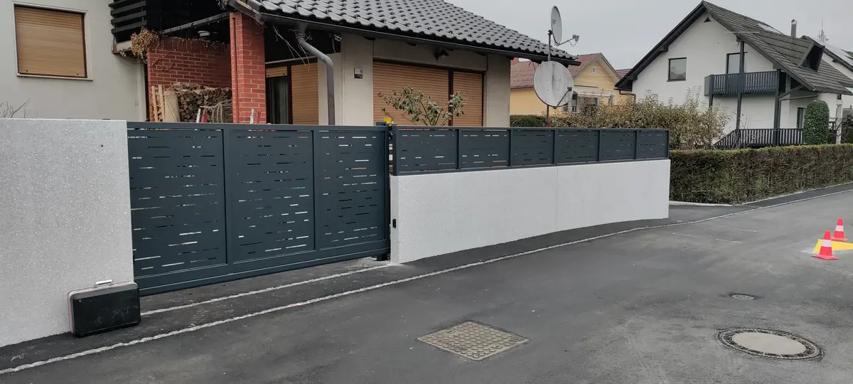 Montaža samonosnih vrat in ograjnih elementov