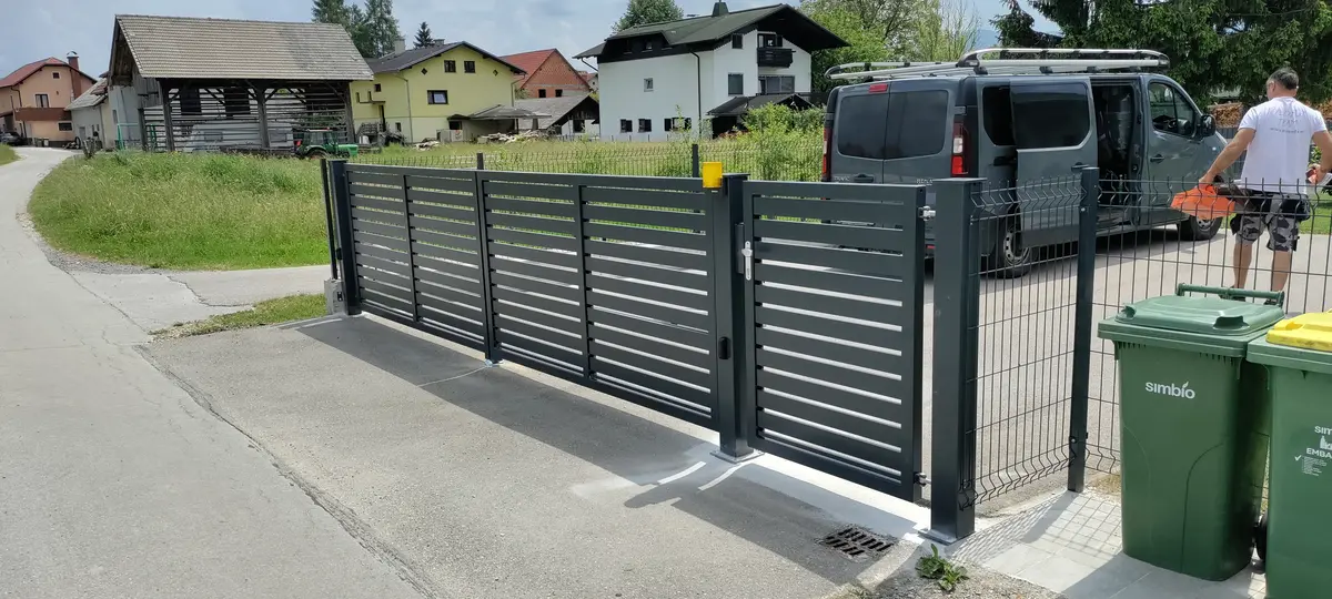 Montaža dvokrilnih vrat in osebnega prehoda